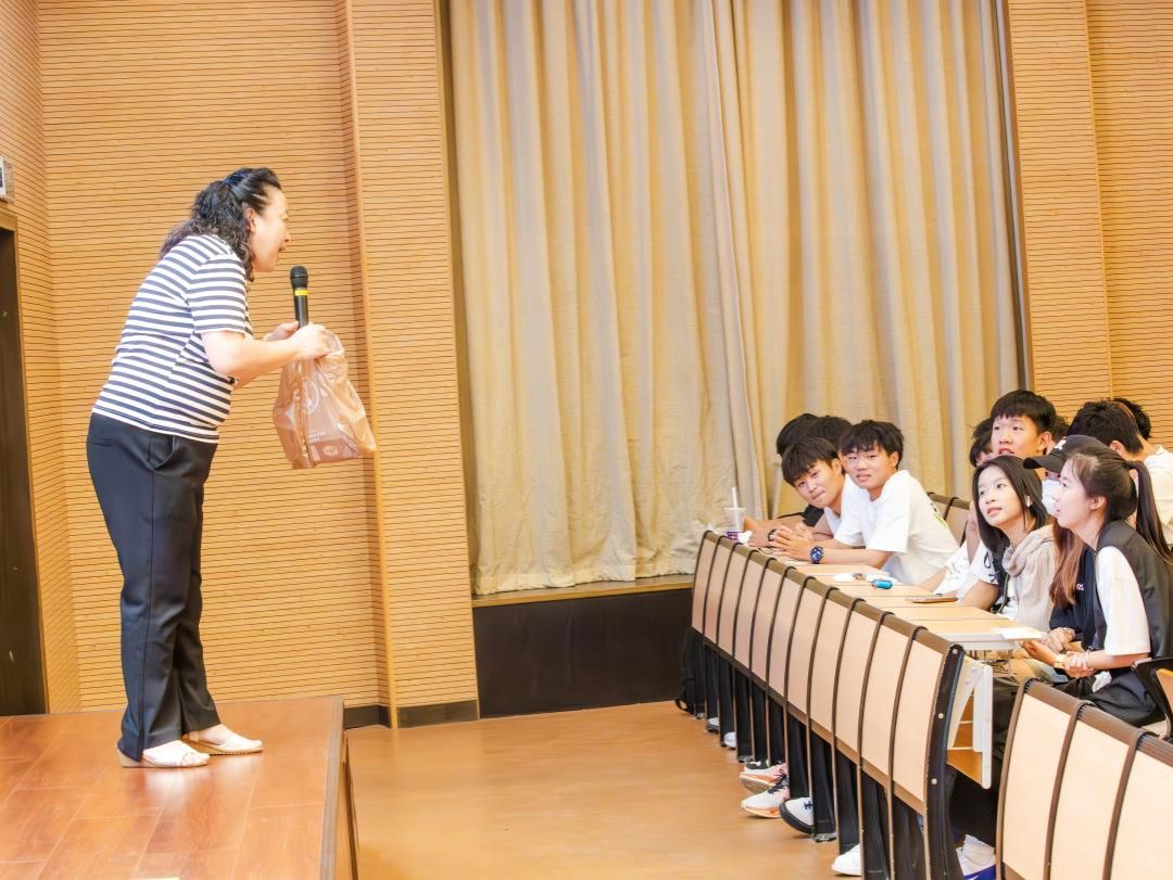 2. 邹老师与现场学生互动