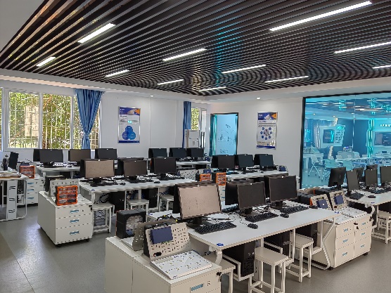 图片包含 室内, 建筑, 天花板, 桌子描述已自动生成