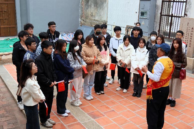 2. 同学们认真聆听厦门破狱旧址故事